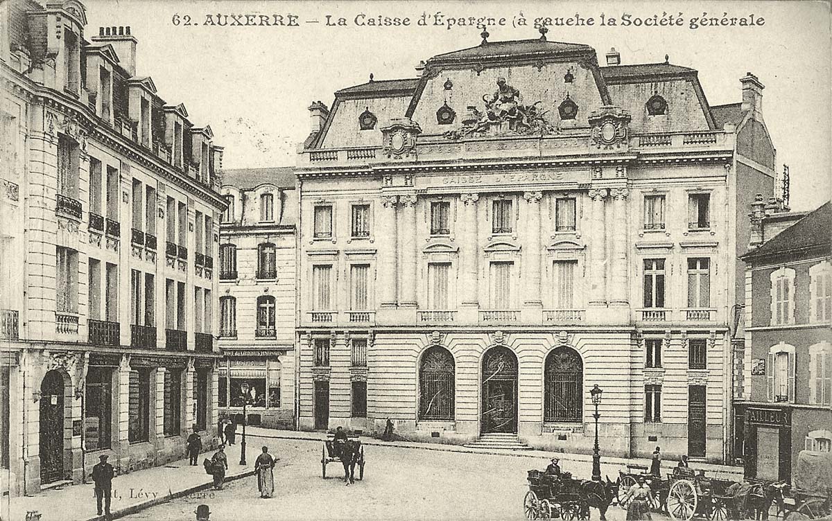 Auxerre. La Caisse d'Épargne (à gauche la Société Générale)