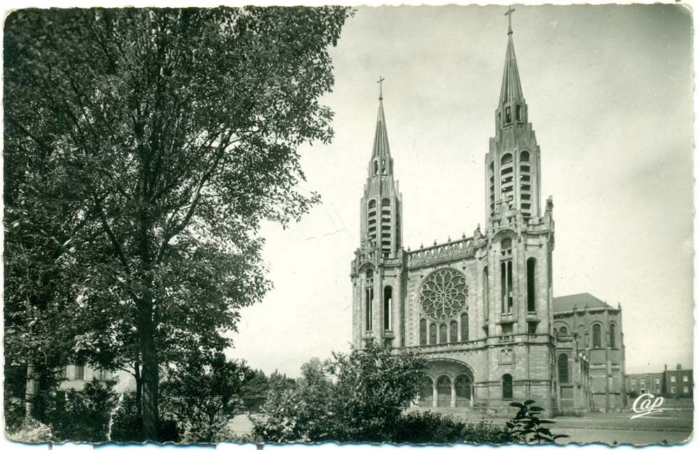 Armentières. L'Église Notre Dame, vue du Place