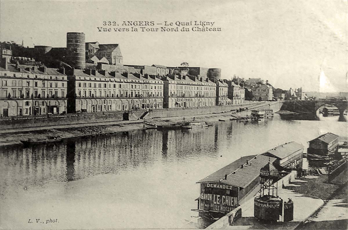 Angers. Le Quai Ligny, vue vers la Tour Nord du Château