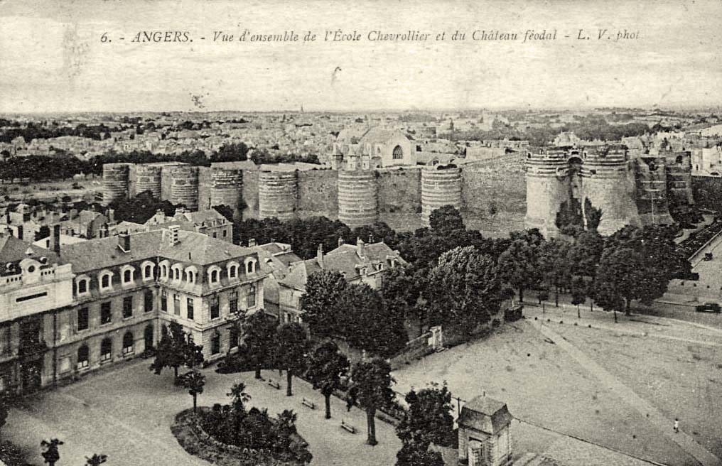 Angers. Vue d'ensemble de l'École Chevrollier et du Château féodal