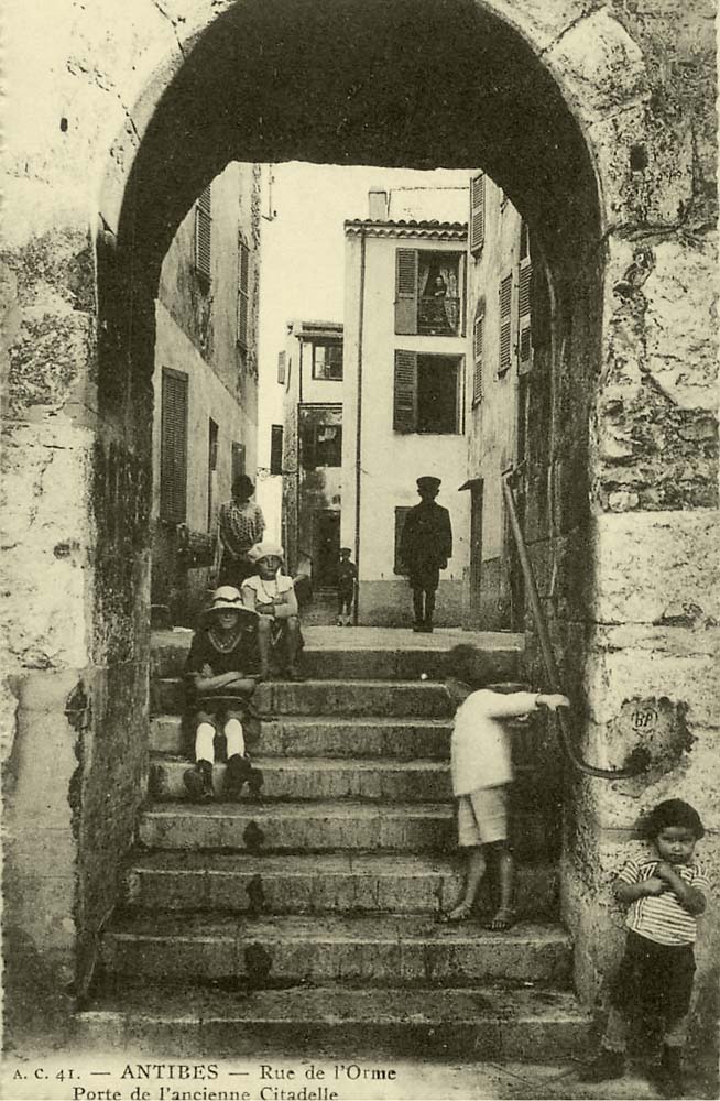 Antibes. La Rue de l'Orme, porte de l'ancienne Citadelle