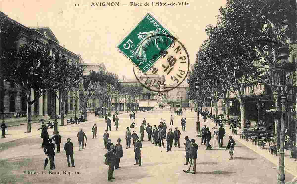 Avignon. La Place de l'Hôtel de Ville