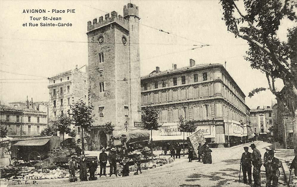 Avignon. Place Pie - Tour Saint-Jean et Rue Sainte-Garde