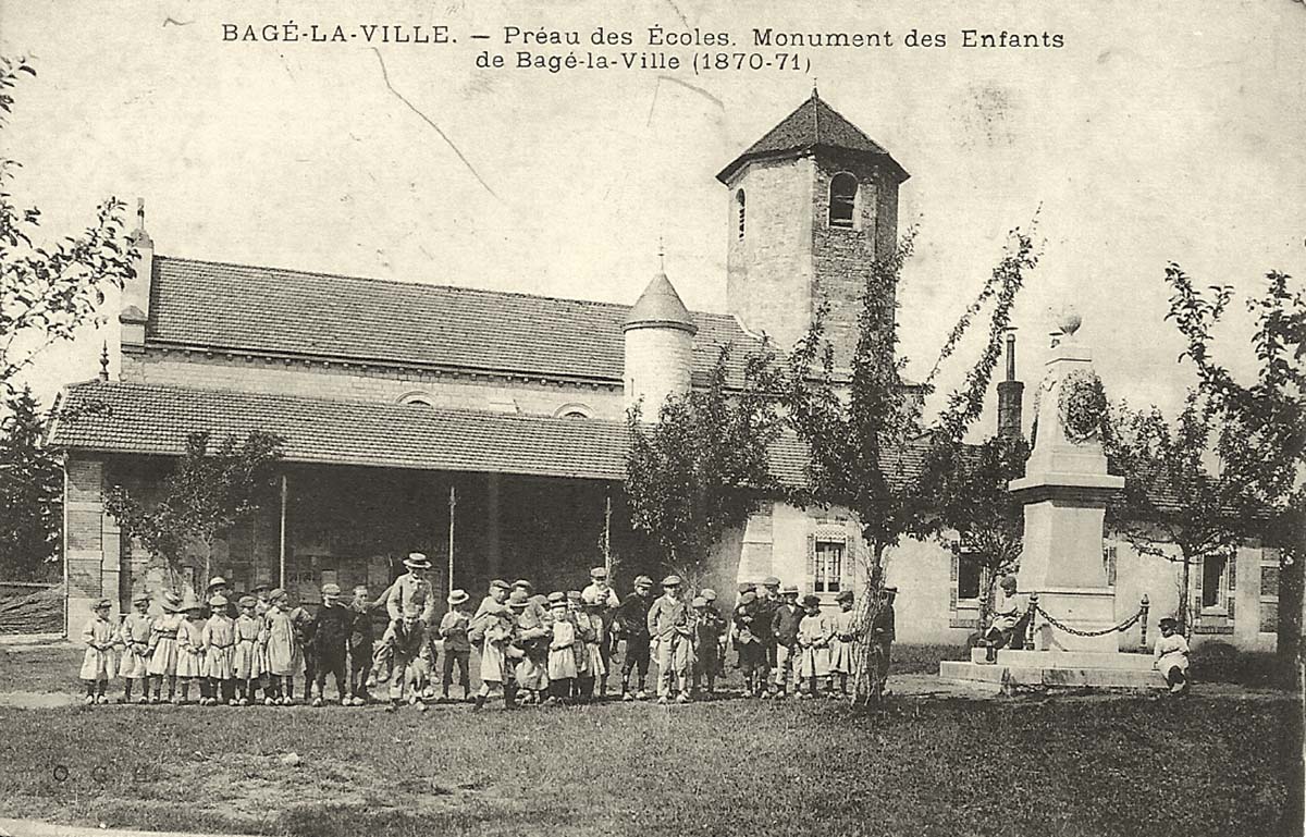 Bâgé-la-Ville. Préau des Ecoles, Monument des Enfants de Bagé-la-Ville (1870-71), 1917