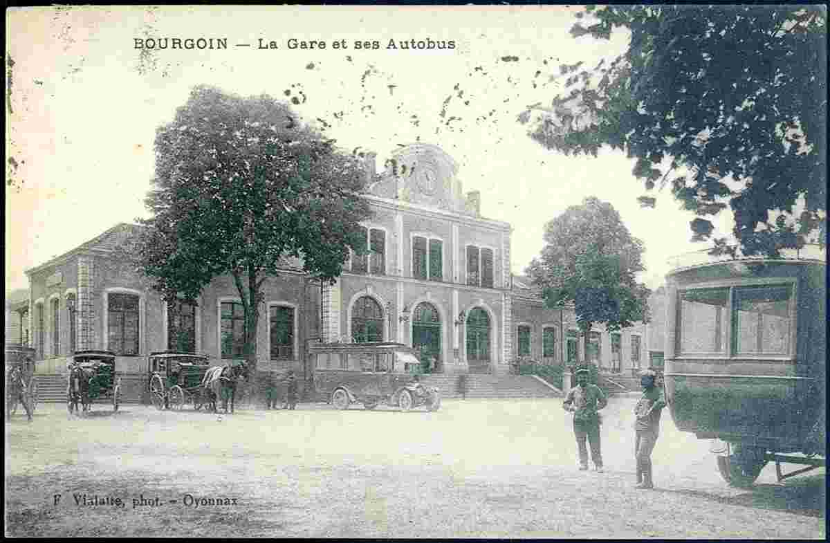 Bourgoin-Jallieu. Bourgoin - Place de la Gare et ses Autobus