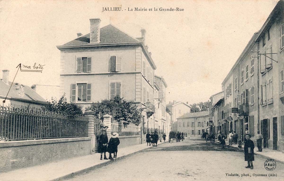 Bourgoin-Jallieu. Jallieu - La Mairie et la Grande Rue