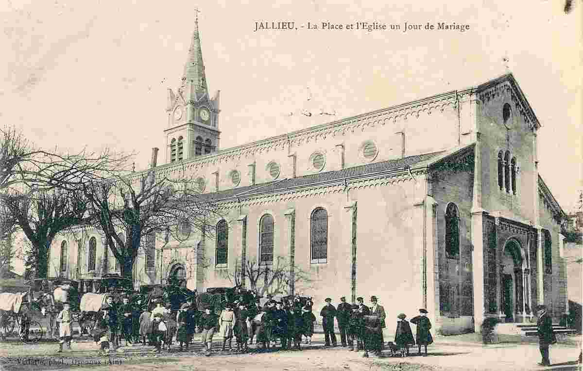 Bourgoin-Jallieu. Jallieu - Place de l'Église un Jour de Mariage