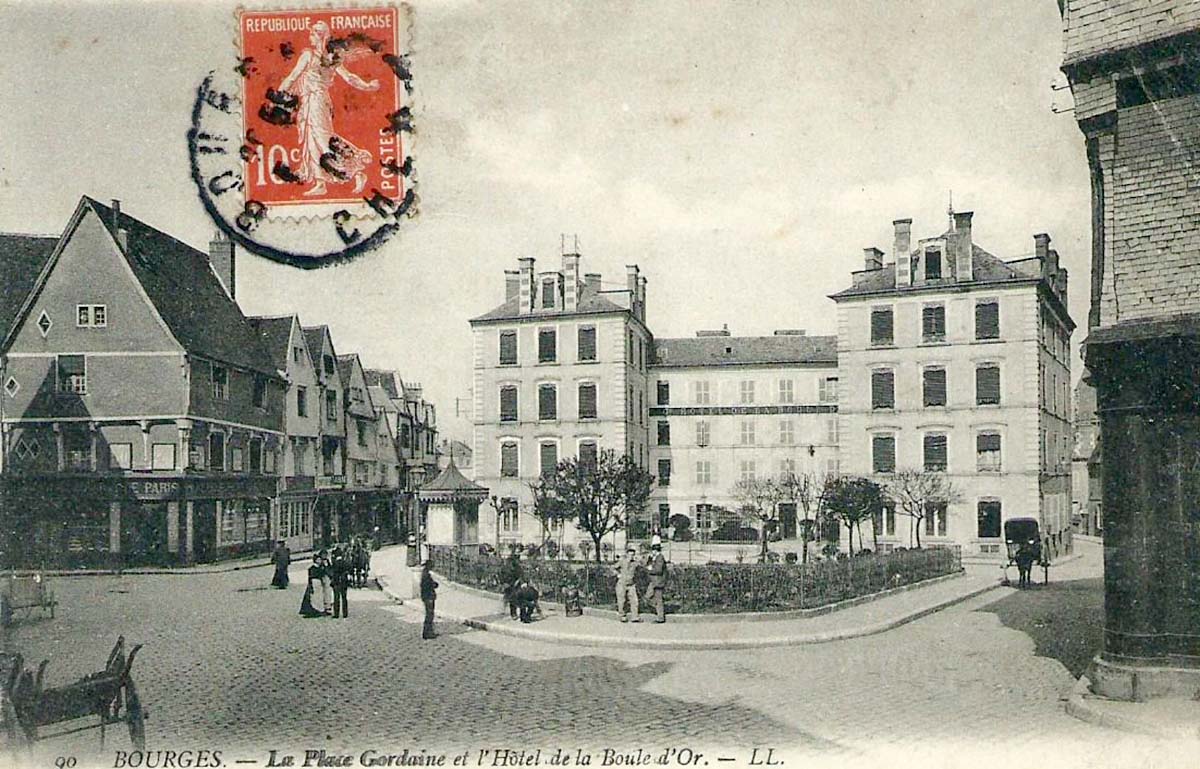 Bourges. La Place Gordaine et l'Hôtel de la Boule d'Or