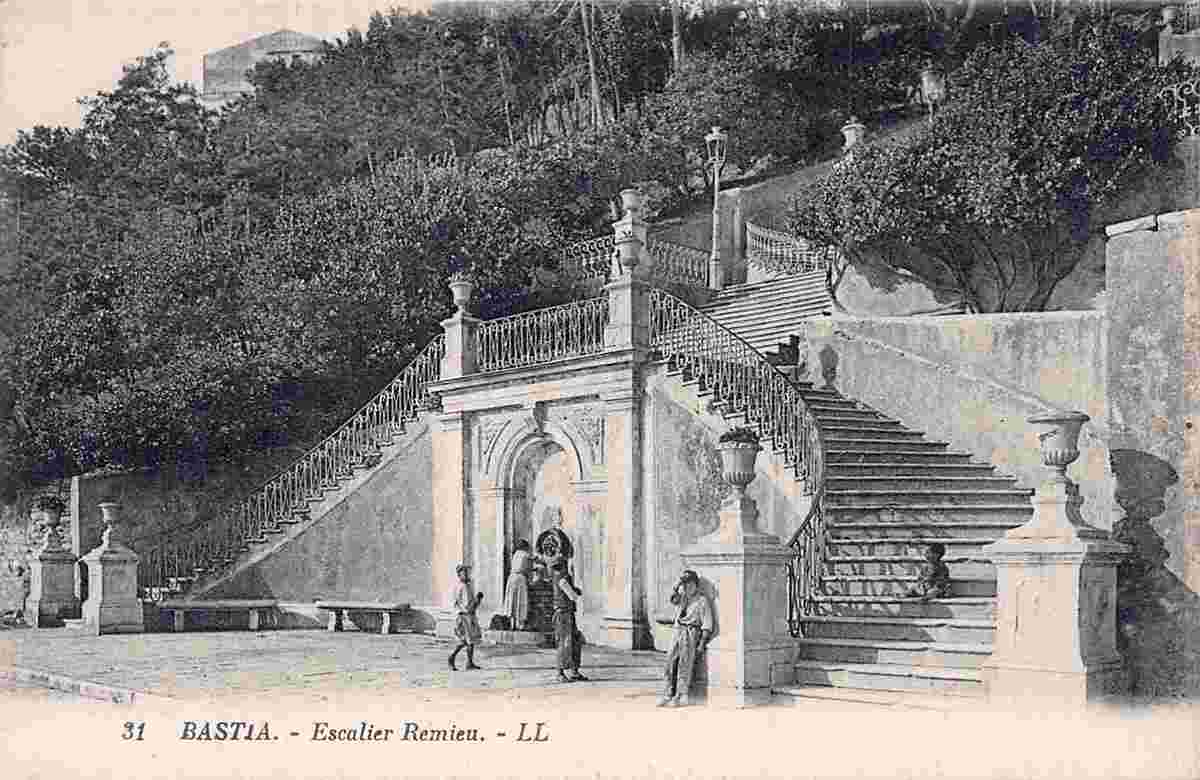 Bastia. Escalier en Jardin Romieu, source d'eau
