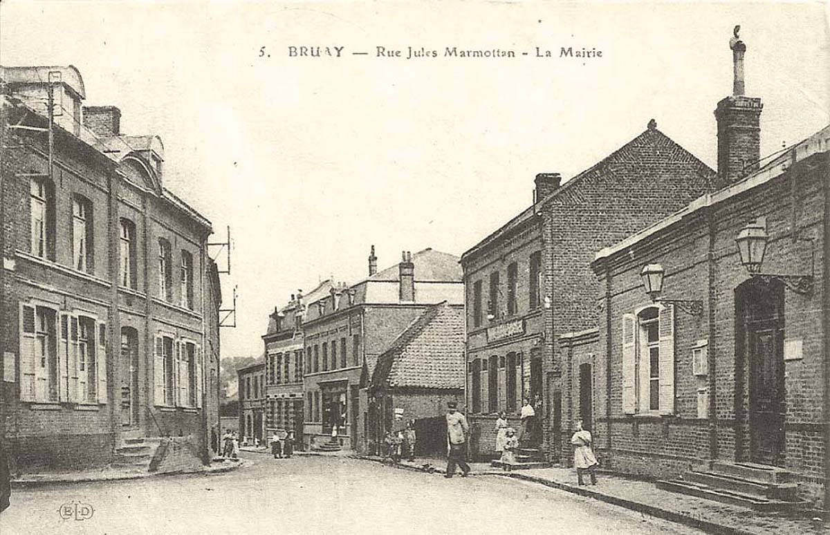 Bruay-la-Buissière. Rue Jules Marlottant, la Mairie