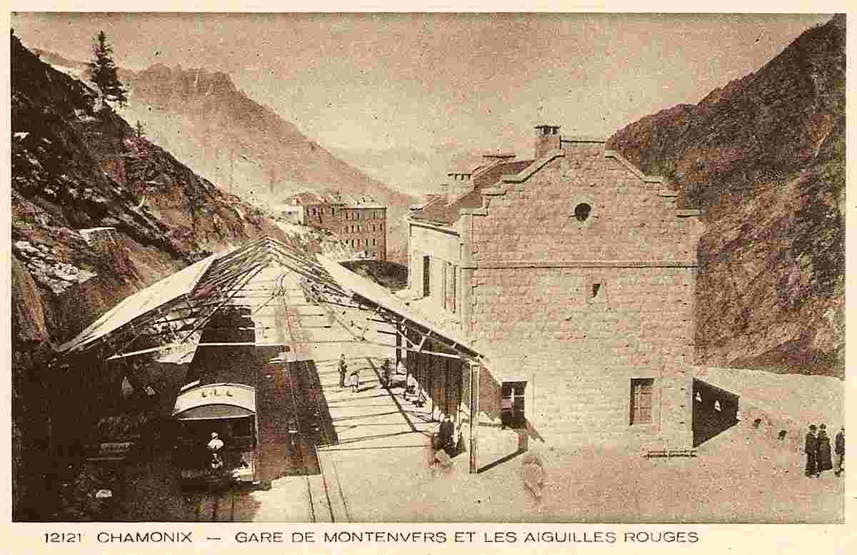Chamonix-Mont-Blanc. Train en Gare de Montenvers et les Aiguilles rouges