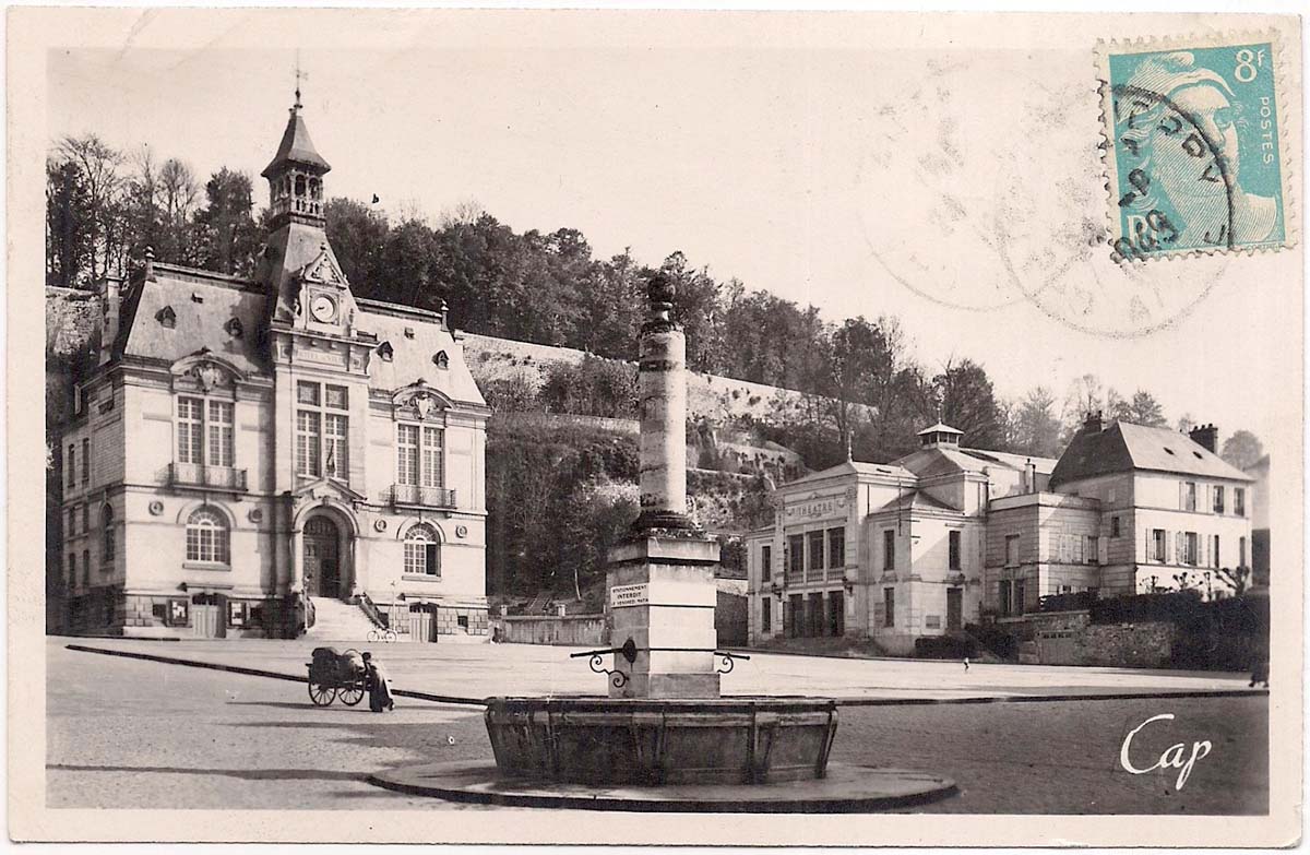 Château-Thierry. L'Hotel de Ville, le Théâtre et fontaine à Place