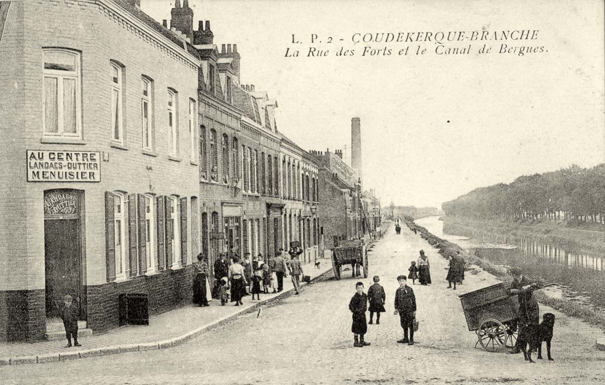 Coudekerque-Branche. La Rue des Forts et le Canal de Bergues