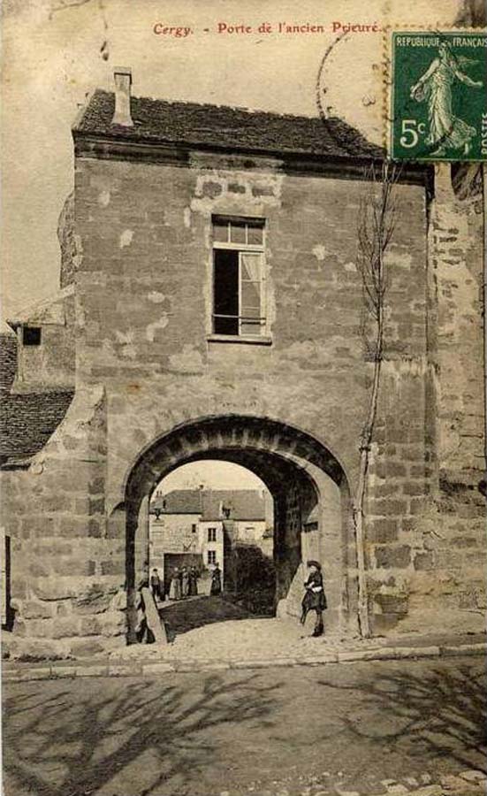 Cergy. Porte de l'ancien Prieuré, 1908