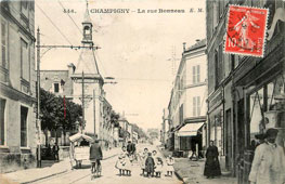 Champigny-sur-Marne. Rue Bonneau et la Mairie