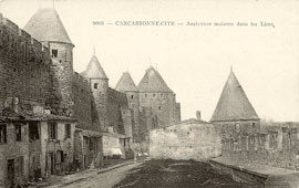 Carcassonne. Anciennes Maisons dans les Lices