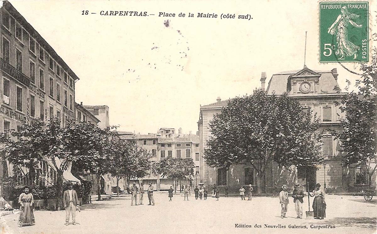 Carpentras. Place de la Mairie (côté sud)
