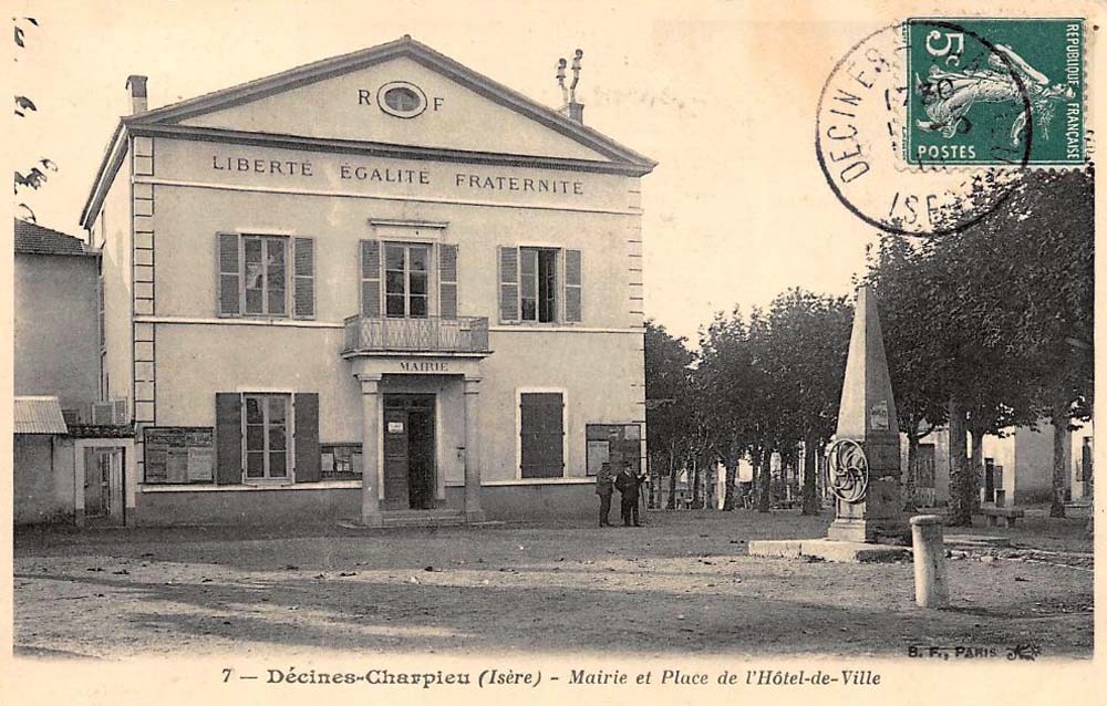 Décines-Charpieu. Mairie et Place de l'Hôtel de Ville