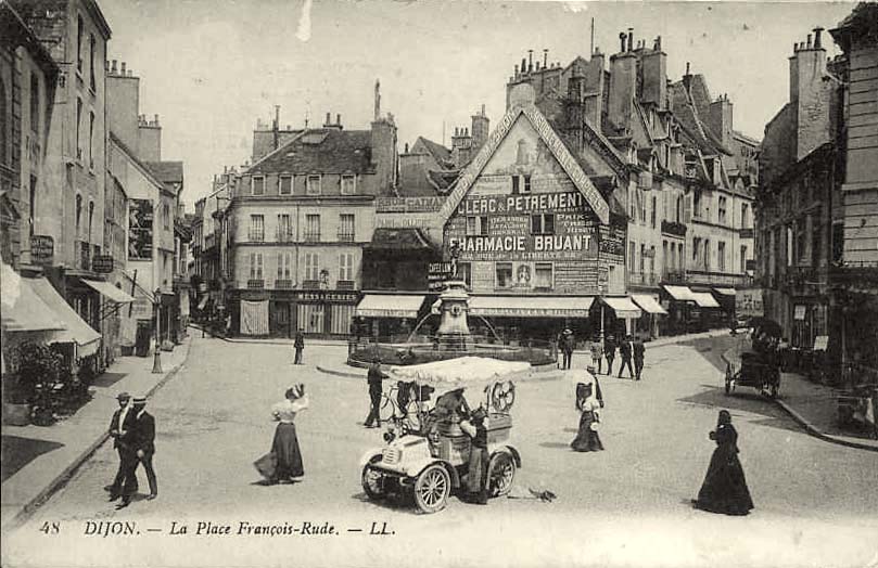 Dijon. La Place François-Rude et fontaine