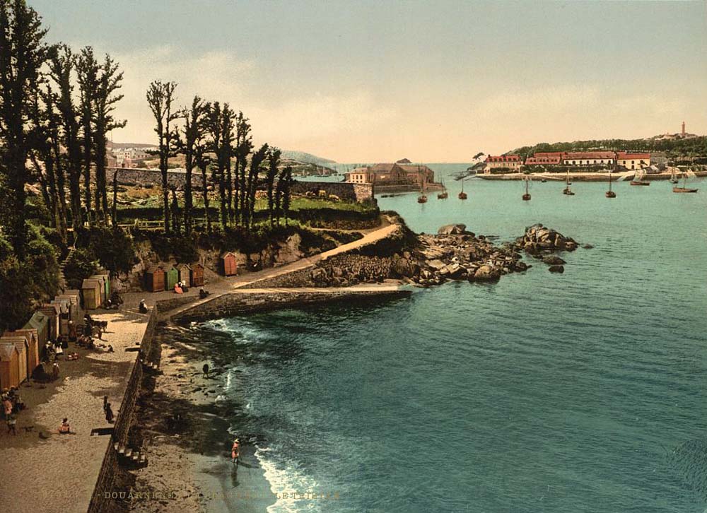 Douarnenez. Beach and Ile de Tristan, 1890