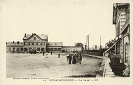 Épinay-sur-Seine. Place devant La Gare