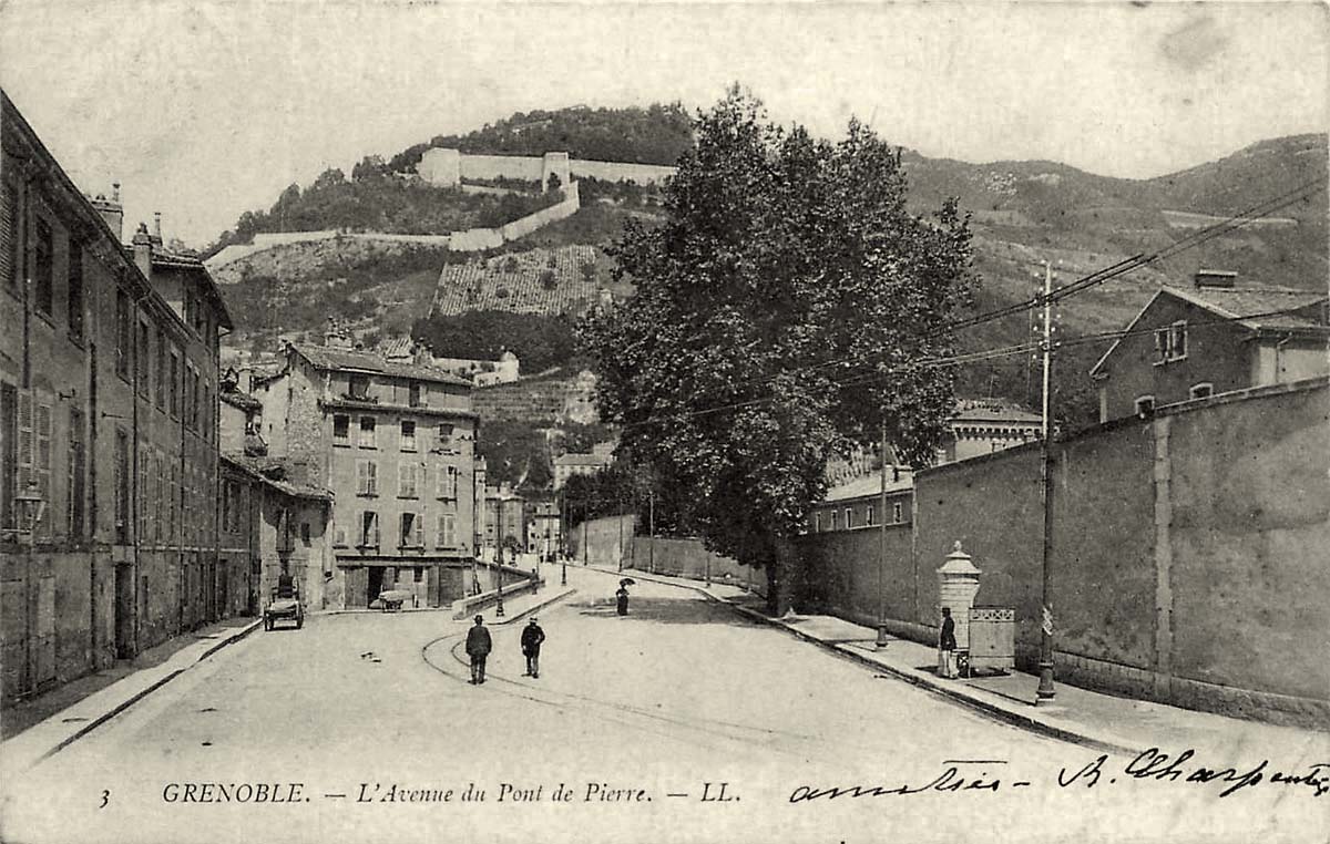 Grenoble. L'Avenue du Pont de Pierre