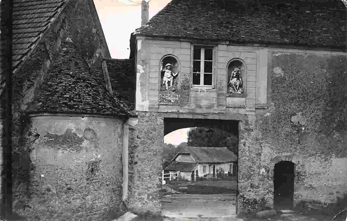 Gif-sur-Yvette. Entrée de la Ferme de l'Abbaye, 1955
