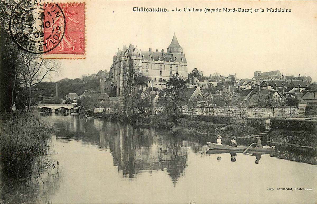 La Madeleine. Le Château (facade Nord-Ouest) et la Madeleine