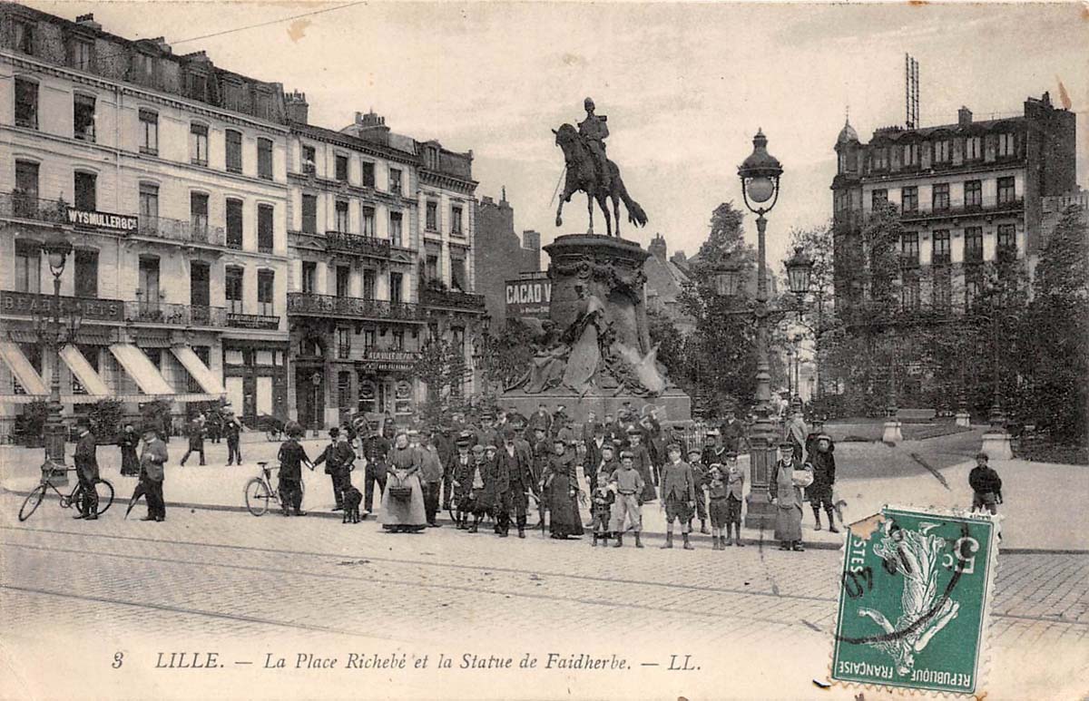 Lille. La Place Richebé et la Statue de Faidherbe