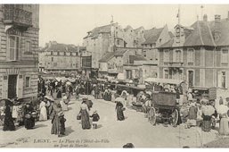 Lagny-sur-Marne. La Place de l'Hôtel de Ville un Jour de Marchè