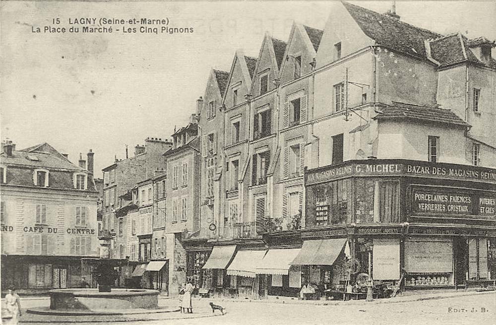 Lagny-sur-Marne. La Place du Marchè, les Cinq Pignons