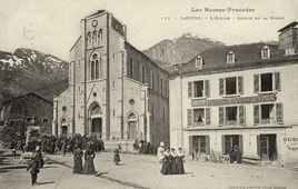 Laruns. L'Église, sortie de Messe, Hôtel des Voyageurs, 1917
