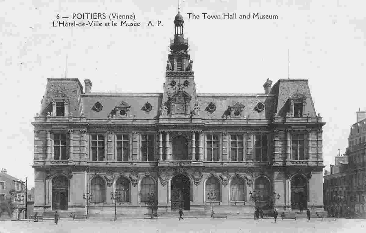 Poitiers. Hôtel de Ville et le Musée