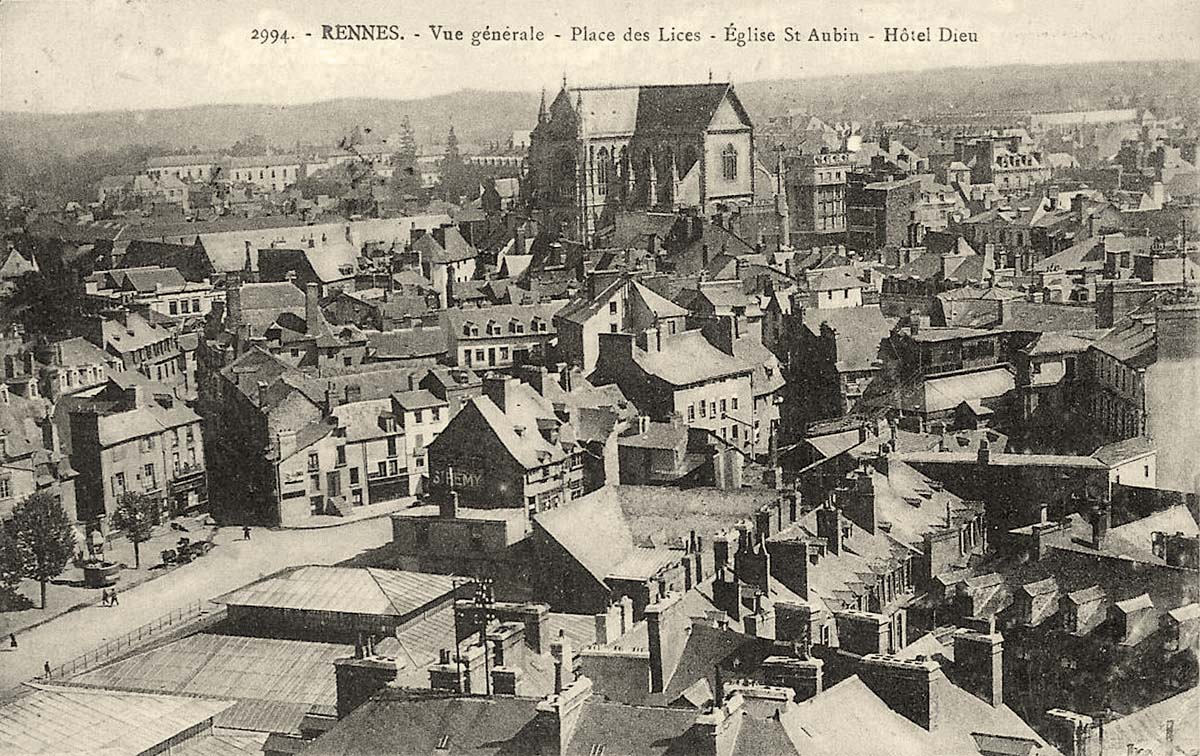 Rennes. Panorama de ville - Place des Lices, Eglise St Aubin, Hôtel Dieu
