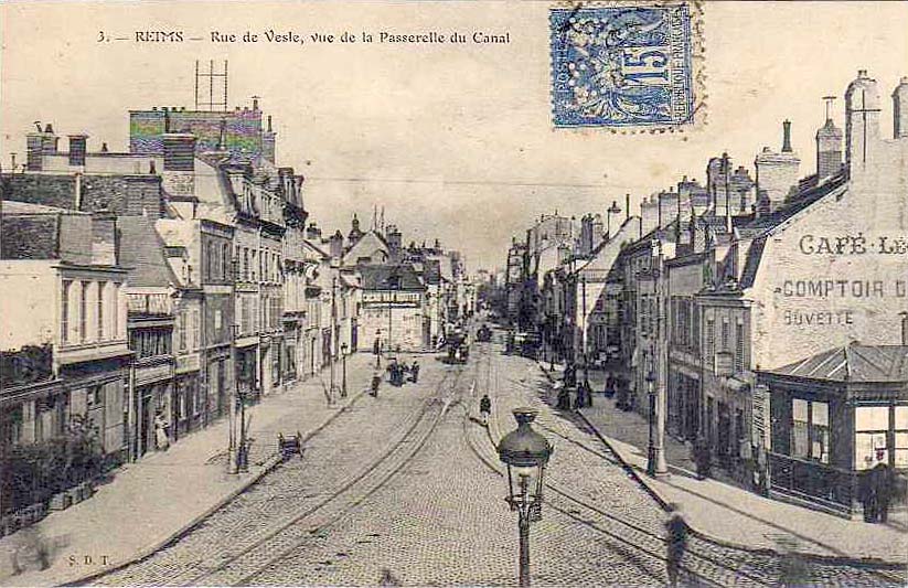 Reims. Rue de Vesle, vue de la Passerelle du Canal