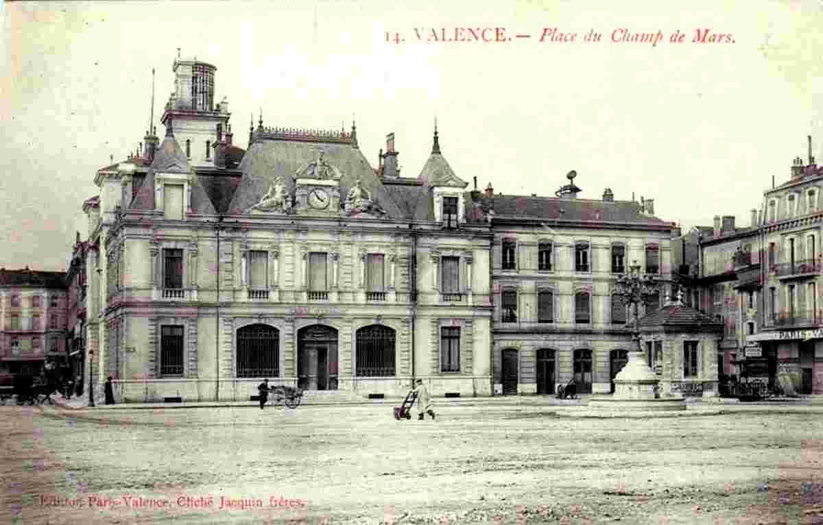 Valence. la Place du Champ de Mars et le Marché aux boeufs