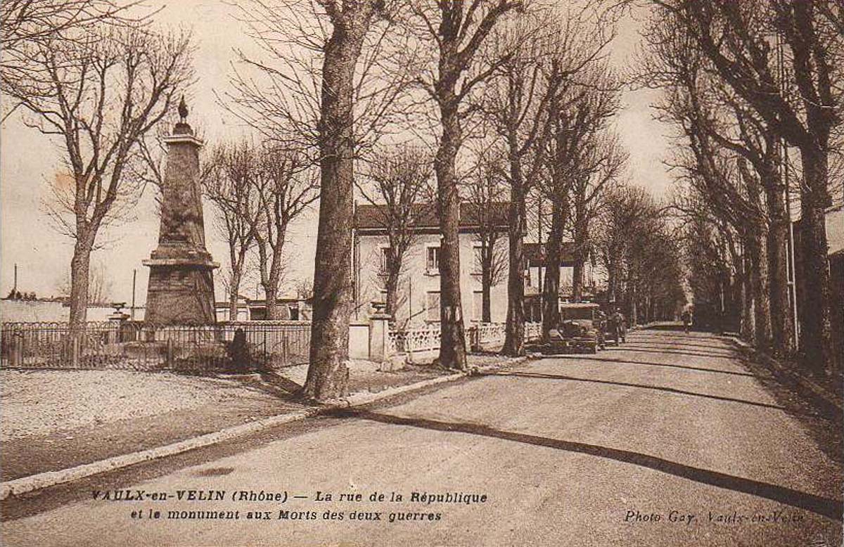 Vaulx-en-Velin. Rue de la République et le Monument aux Morts