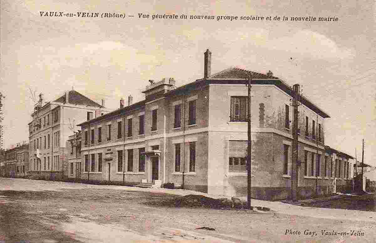 Vaulx-en-Velin. Vue générale du nouveau groupe scolaire et nouvelle Mairie