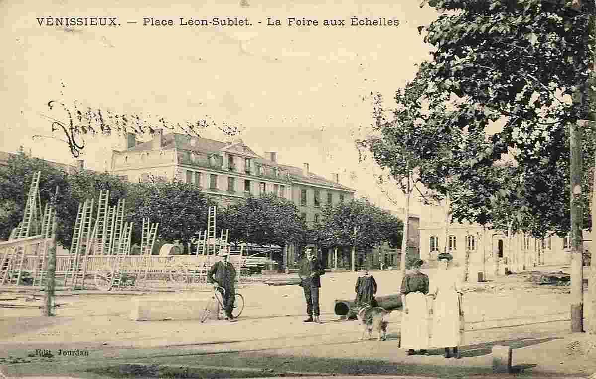 Venissieux. Place Léon Sublet - La Foire aux Échelles